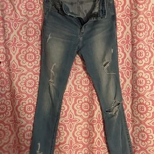 Hollister Distressed Jeans - Girls Size 7R (26/28) Perfect condition,worn once.